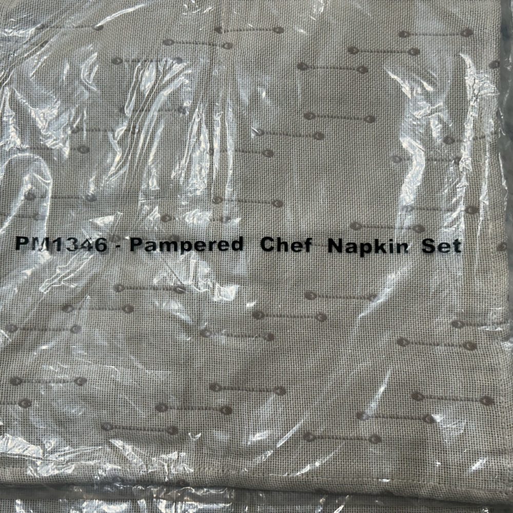 Pampered Chef Beige Patterned Napkin Set
